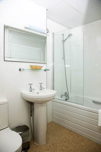 Bathroom 3, Columbia Hotel & Restaurant, Northamptonshire