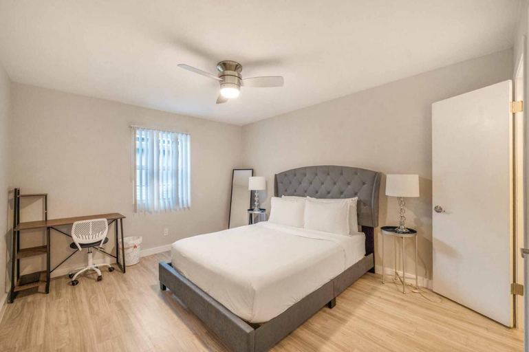 Bedroom 3, Stylish 2BR Near UT Hyde Park Evonify, Travis