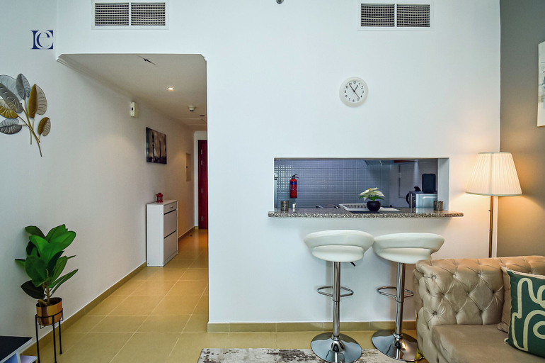 Living area 5, Silver - Modern Studio with lake view, Dubai