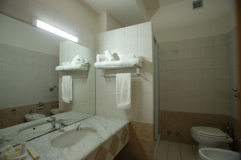 Bathroom 5, Hotel Villa Romana, Enna