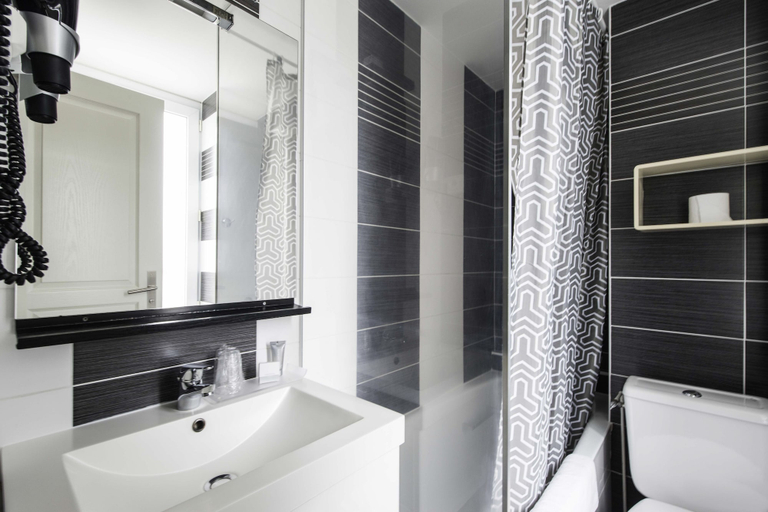 Bathroom 4, Un Hôtel sur le Port, Charente-Maritime