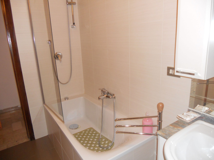Bathroom 2, Khatuna Home, Bari
