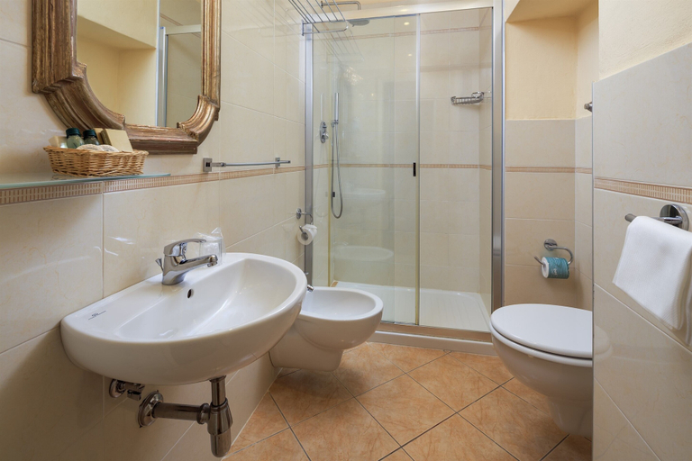 Bathroom 5, Hotel Villa Carlotta, Florence