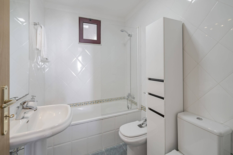 Bathroom 4, Bright Apartment With Pool, Garajau IV, Santa Cruz