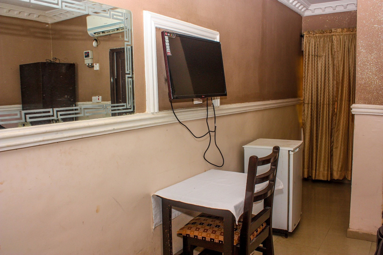 Others 4, Oakland Suites, Ikeja