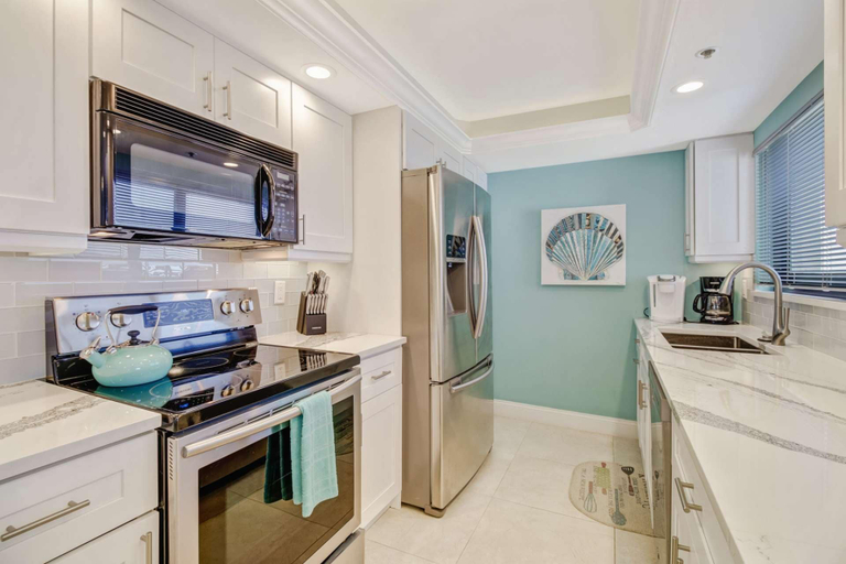 Private kitchen 4, 18120 San Carlos Blvd PH2, Lee