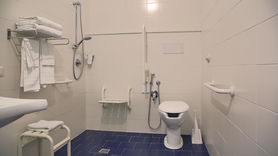 Bathroom 5, Hotel Mistral 2, Oristano