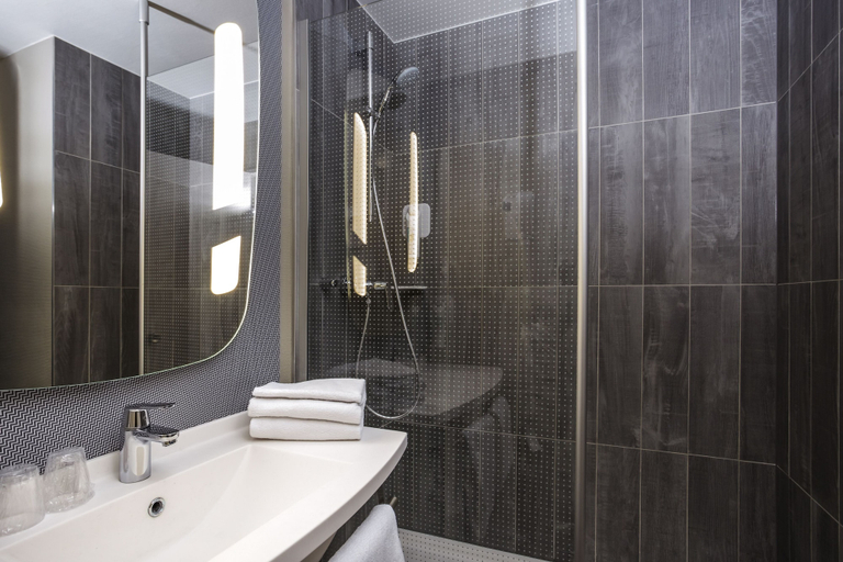 Bathroom 4, ibis Antibes Sophia Antipolis, Alpes-Maritimes