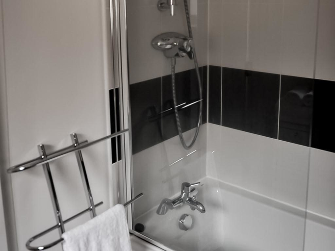 Bathroom 3, Select Serviced Accommodation - Gweal Place, Wokingham