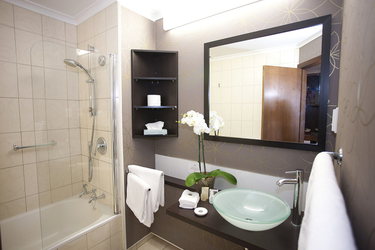 Bathroom 5, Distinction Coachman Hotel, Palmerston North, Palmerston North
