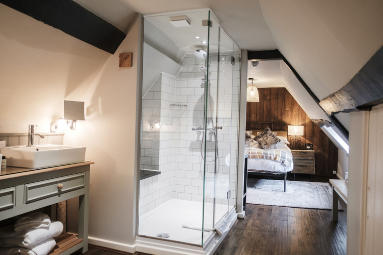 Bathroom 3, The Hind's Head, West Berkshire