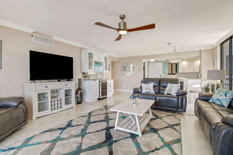 Living room 3, 18120 San Carlos Blvd PH2, Lee