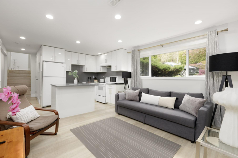 Others 3, Stylish 1 BR Suite in North Vancouver 10 Mins ski, Greater Vancouver