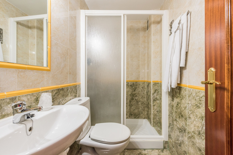 Bathroom 4, Hostal Arkanta, Madrid