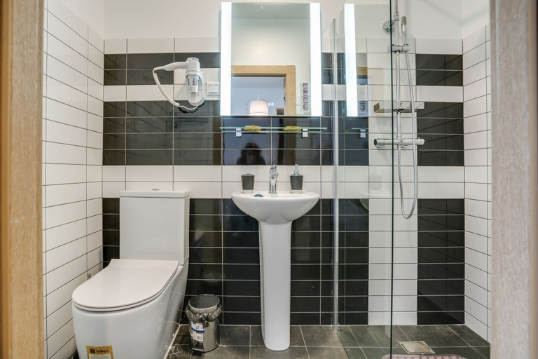 Bathroom 3, Ladomir Perovo, Eastern