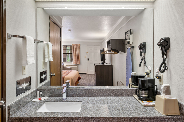 Bathroom 3, Super 8 by Wyndham Mount Vernon, Franklin