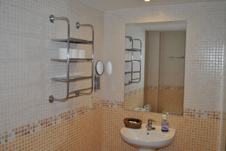 Bathroom 4, ApartaHotel CollaRubio, Madrid