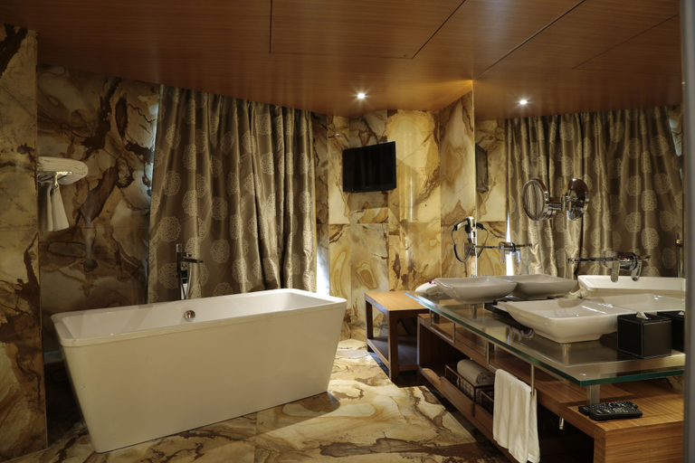 Bathroom 5, Sahara Star, Mumbai Suburban