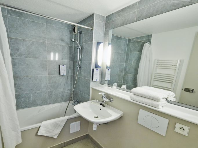 Bathroom 5, Kyriad Cambrai, Nord
