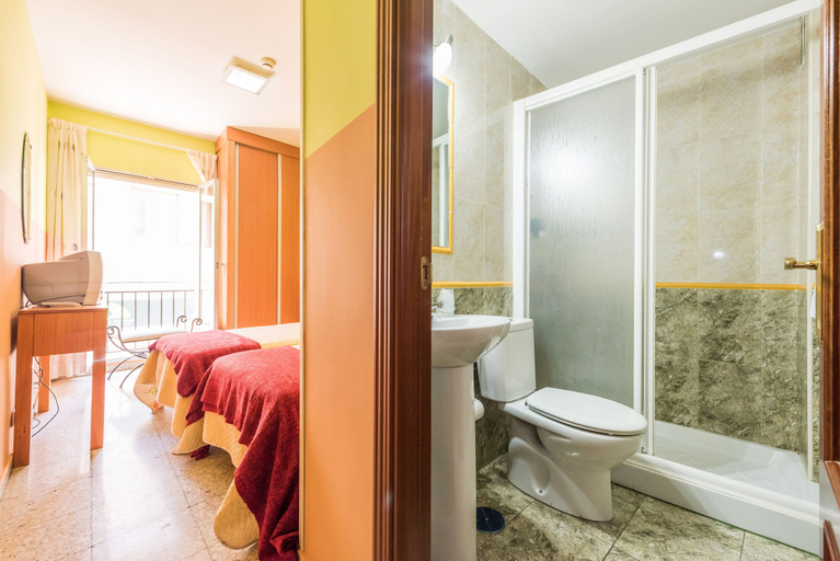 Bathroom 4, Hostal Arkanta, Madrid