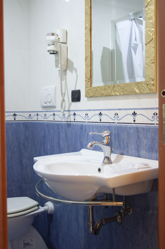 Bathroom 3, Caroline Suite, Rome