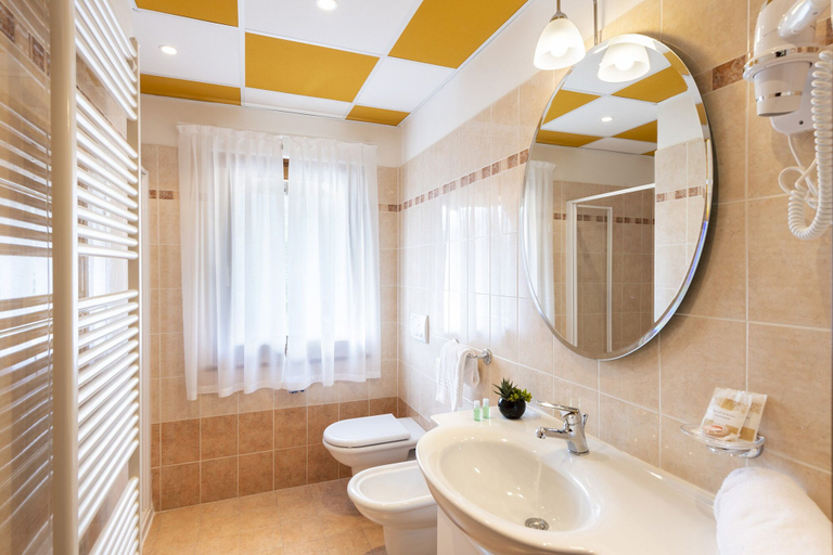 Bathroom 5, Residence Pineta Campi, Brescia