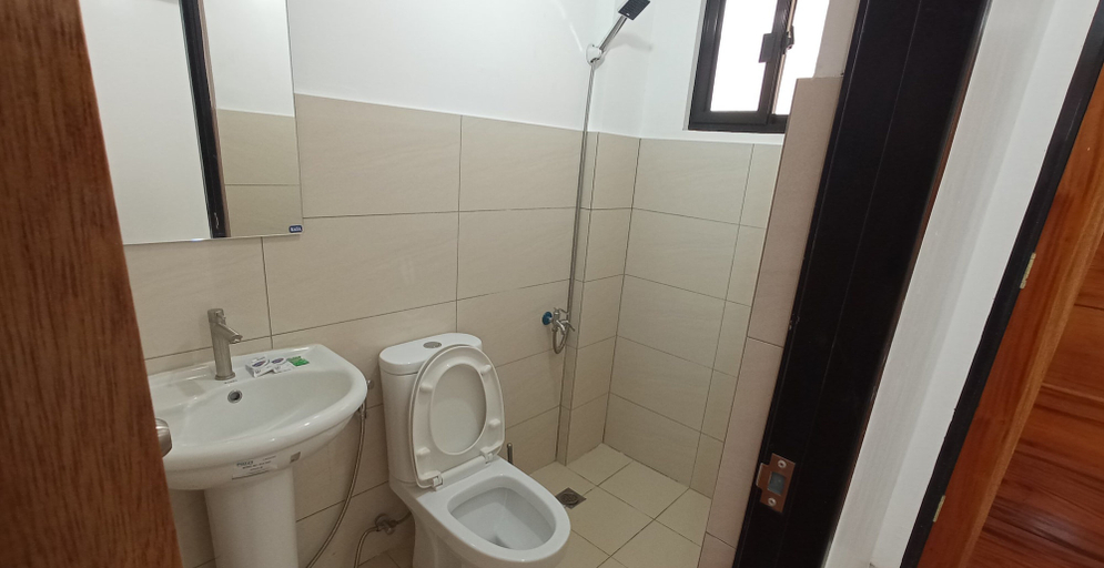 Bathroom 5, The Palines Apartment Hotel, Muntinlupa
