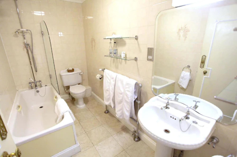 Bathroom 3, French Horn Hotel, Oxfordshire