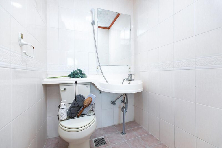 Bathroom 3, Mangsang East House, Donghae