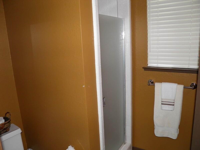 Bathroom 3, 584 Alpine Dr, El Dorado