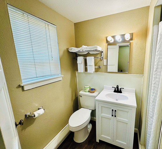 Bathroom 4, Sage N Sand Motel, Grant
