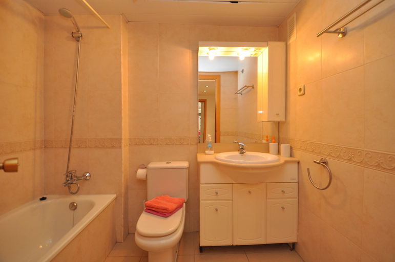 Bathroom 4, Apartment Nathania, Girona