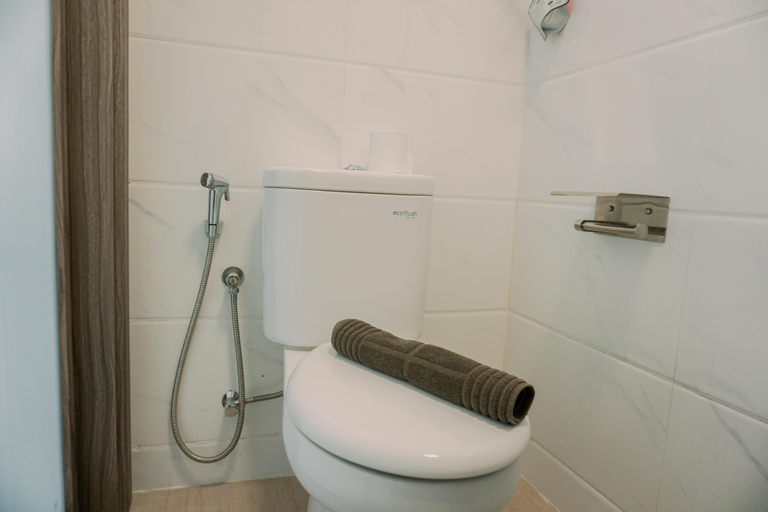 Bathroom 5, Simply and Enjoy Living Studio Sky House BSD Apartment By Travelio, Tangerang Selatan