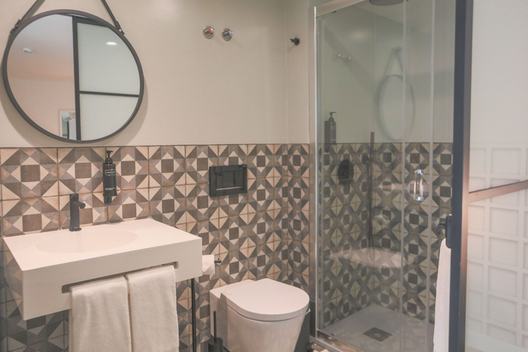 Bathroom 5, Mouraria Lisboa Hotel, Lisbon