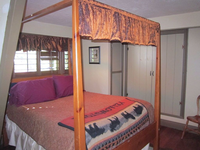 Bedroom 2, Always Inn Idyllwild Vacation Cottages, Riverside