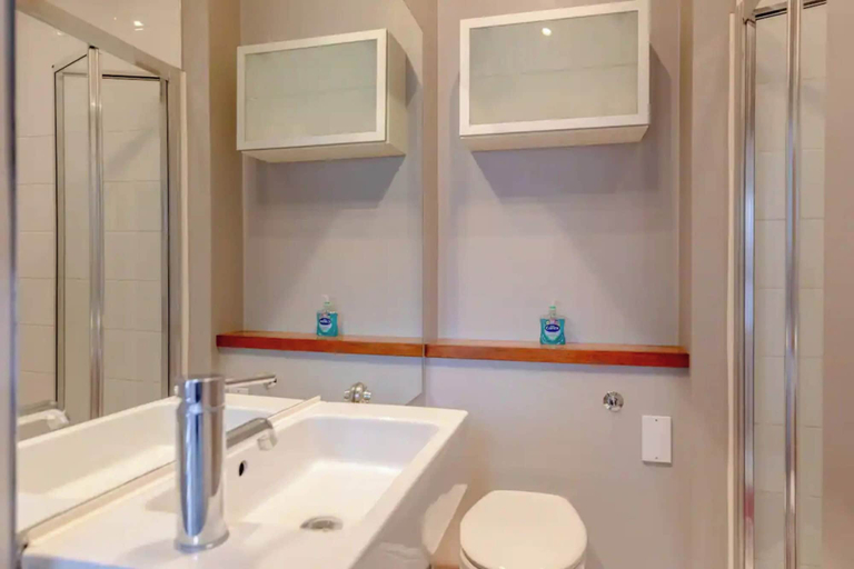 Bathroom 2, Tasteful & Homely 1BD Flat - Brixton, London