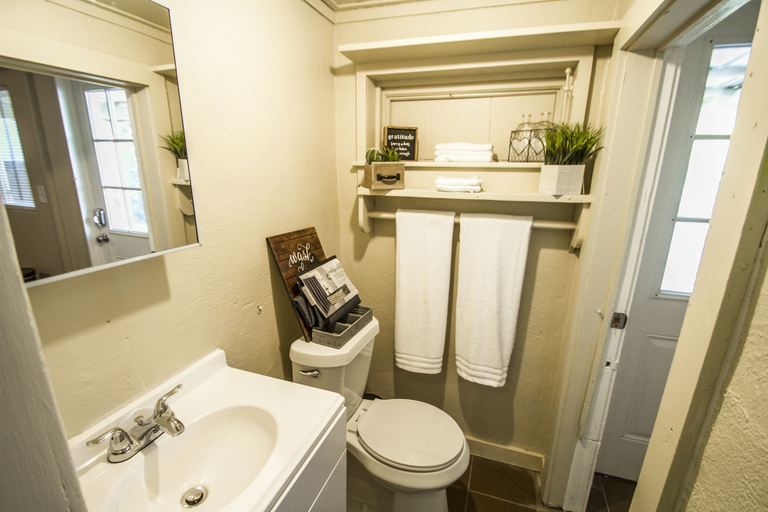 Bathroom 4, Hays St #B Near Downtown Guest Studio, Bexar