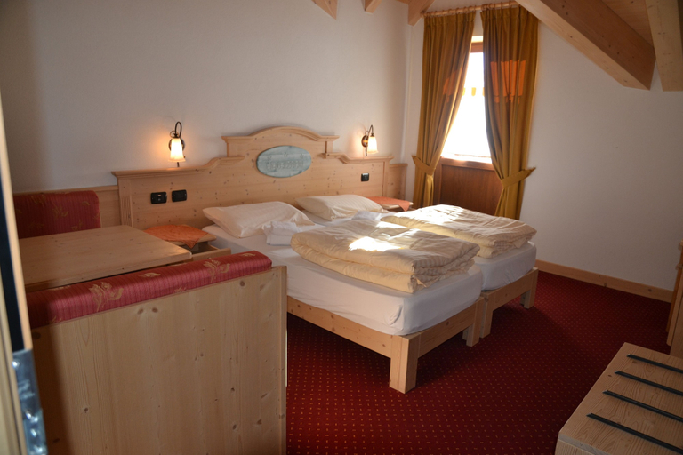 Bedroom 4, Albergo 2000, Sondrio