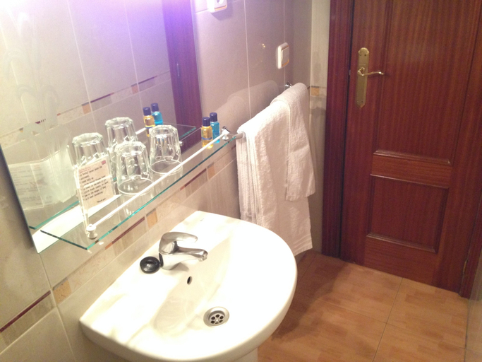 Bathroom 4, Hostal Maria Luisa, Madrid