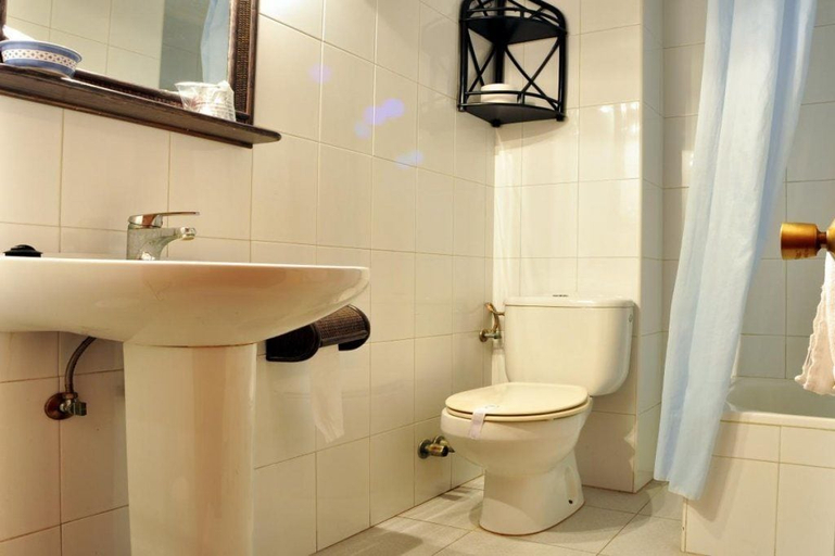 Bathroom 5, Hostal Europa, Asturias