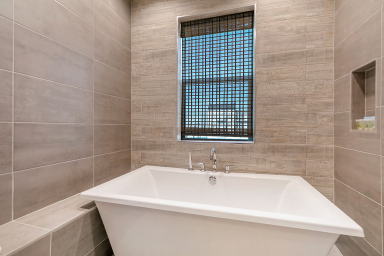 Bathroom 3, 4BR Modern Townhouse in Mid City, Orleans