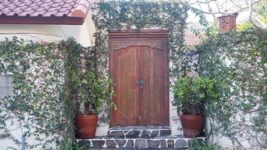 Exterior & Views