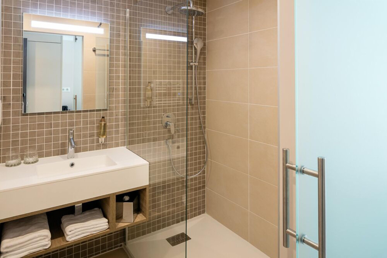 Bathroom 4, Hôtel Vitalparc, The Originals Collection, Gironde