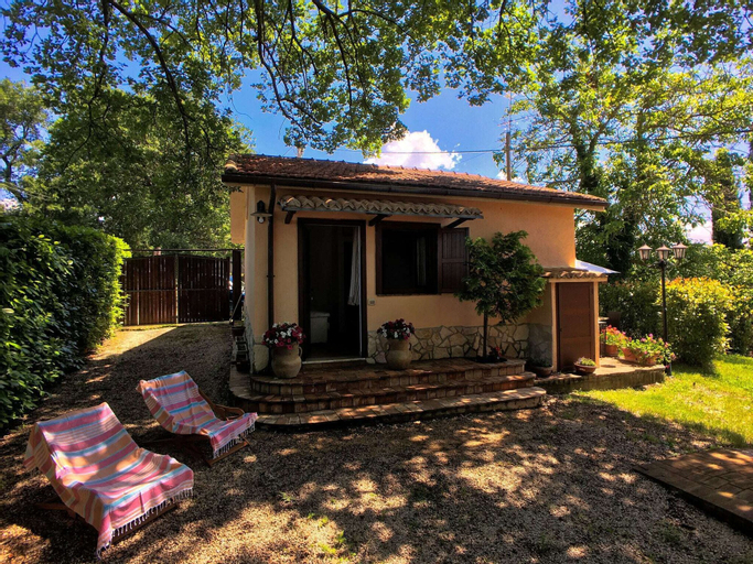 Holiday home in Sabina hills, swimming pool, fenced garden, large garden, Rieti