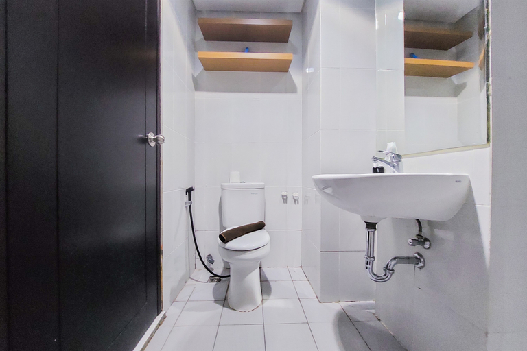 Bathroom 5, Warm and Enjoy Living Studio Casa de Parco Apartment By Travelio, Tangerang