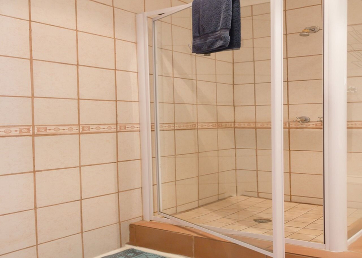 Bathroom 3, Mooigezicht, Thabo Mofutsanyane