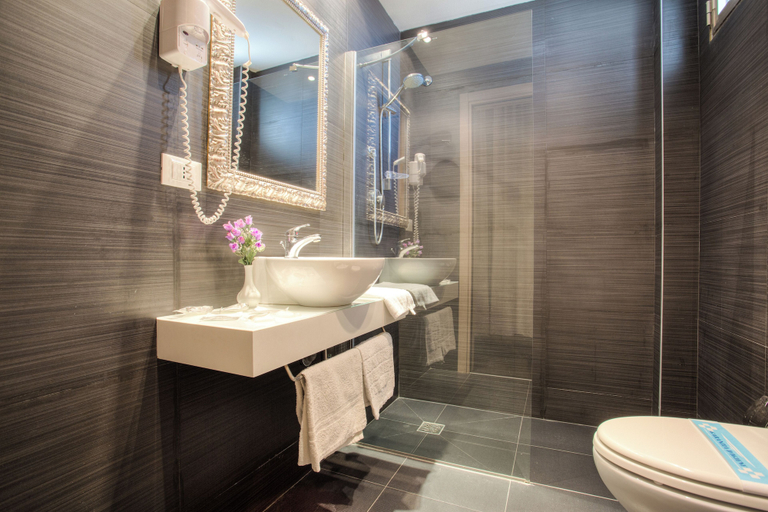 Bathroom 3, Hotel Aiglon, Rimini