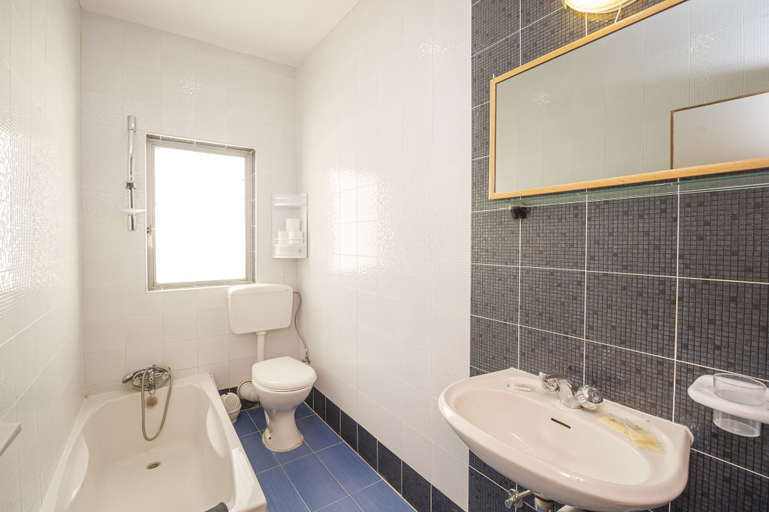 Bathroom 5, Alborada Aparthotel