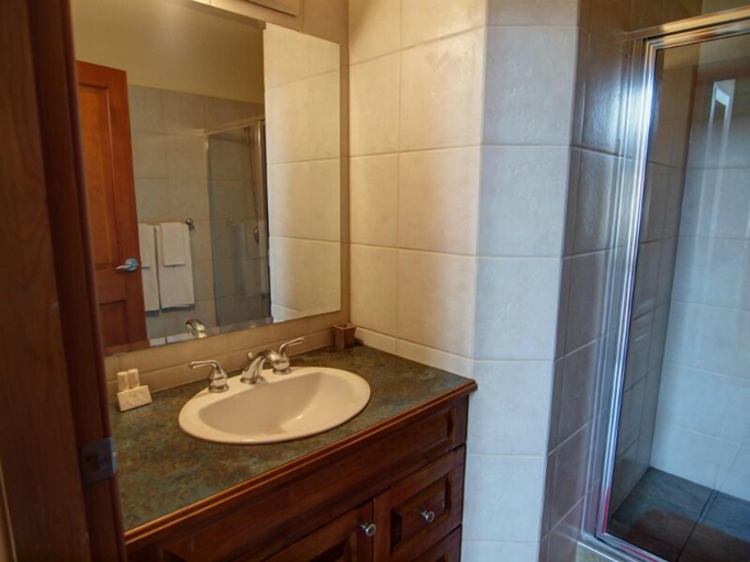 Bathroom 3, Mountain Town Properties White Wolf 4, Kootenay Boundary
