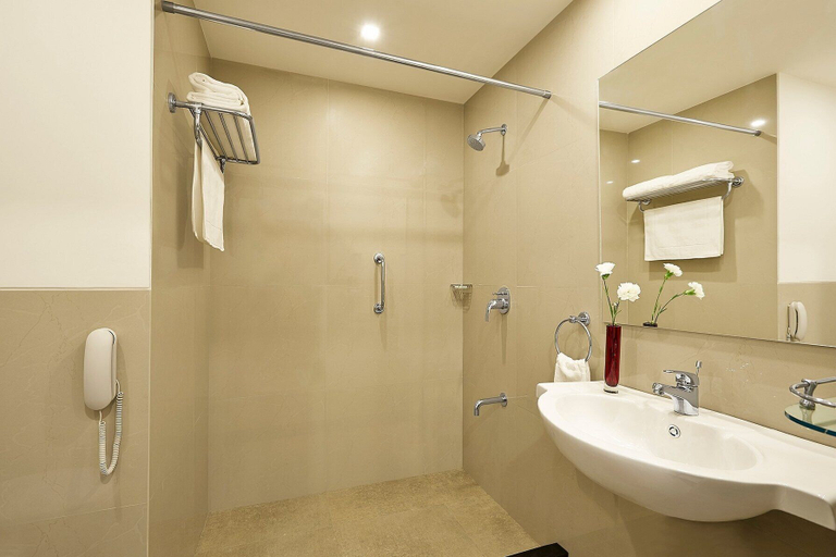 Bathroom 4, The Gateway Hotel Balaghat Road Gondia, Gondiya